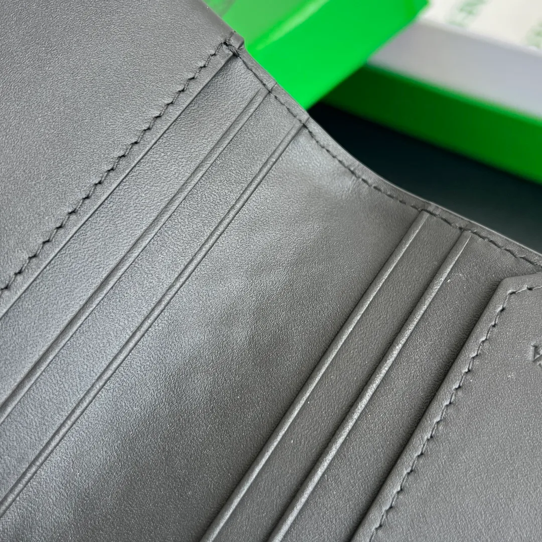 BV's new 796964 woven Piccolo Elap flap calf pickup bag. The classic small woven returns. Compared with the previous style, the woven leather strip is more delicate and has a stronger weaving feel. It inherits the sturdiness and durability of BV. The flip closure has a plug-in structural design. Daily change and cards can be put in. The appearance is durable and can be packed. It is recommended to buy exquisite goods P480 size: 10.2*8.2*0.5cm